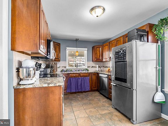4th image of 216 Courtney Dr