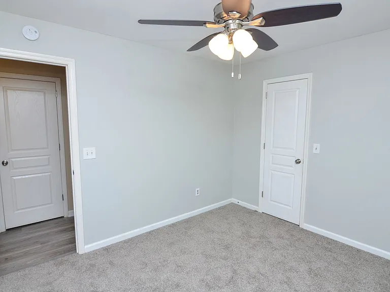 511 Prince Of Wales Ct — Photo 18