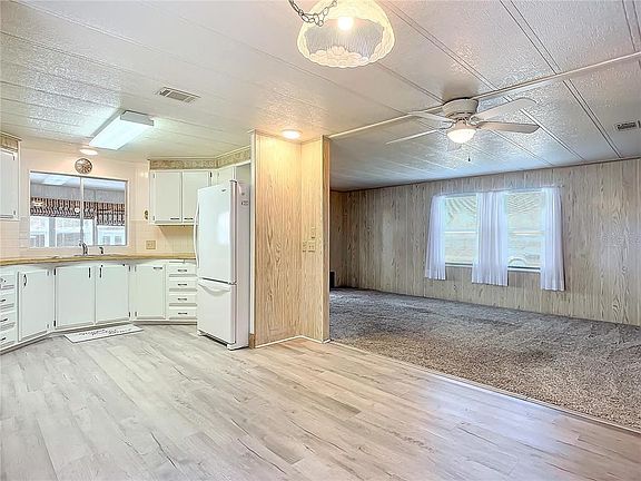 3rd image of 807 Swallow Ln