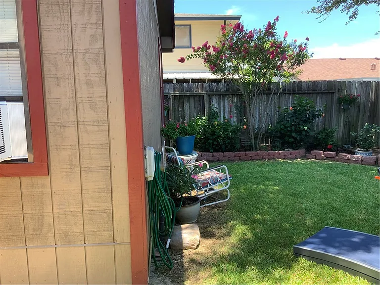 7426 Convair Dr — Photo 2