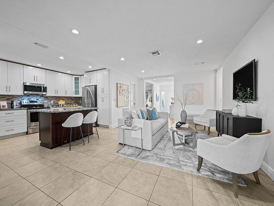 1st image of 318 SW 33rd Avenue
