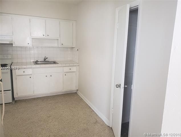 2nd image of 941 SW 5th St APT 6