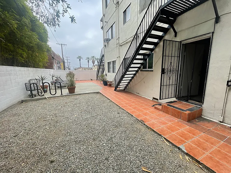 S Manhattan Pl — Photo 14