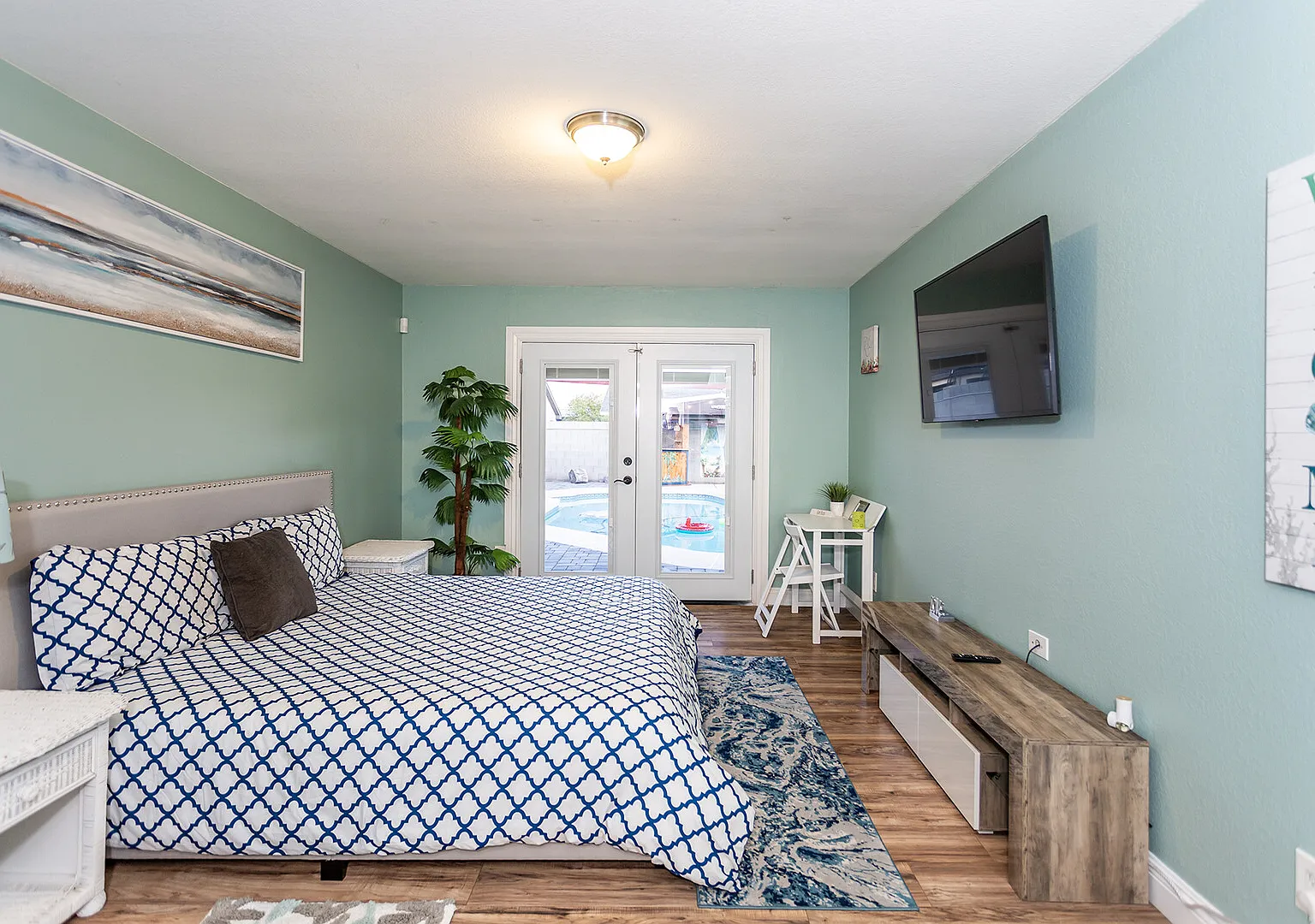 Four Bedroom Pool Home — Photo 1