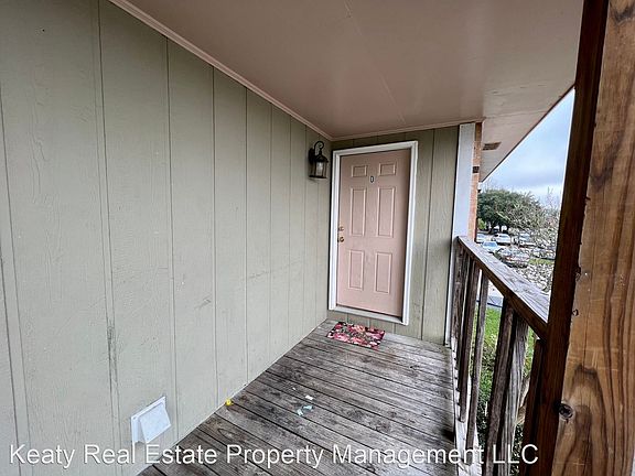 3rd image of 110 Vieux Orleans Cir APT D