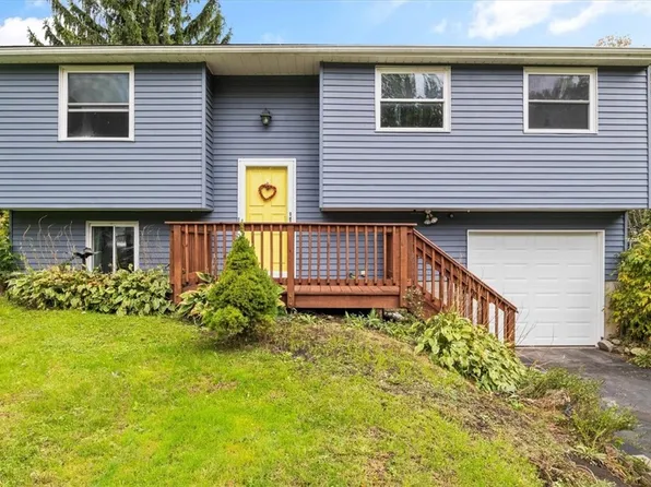 15 Blossomdale Cir, Hamlin, NY 14464