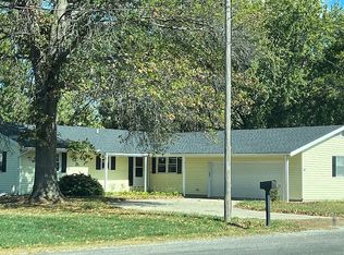 417 E Cherry St, Brownstown, IL 62418