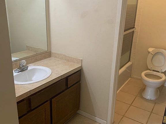 Guest Bathroom with Tub