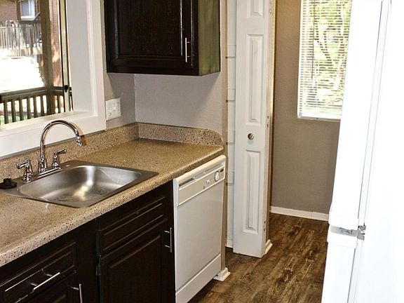 5th image of 1521 Southport Dr APT B