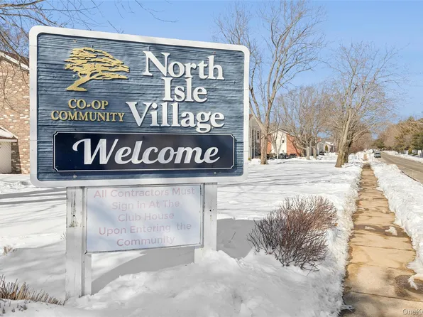 141 Pointe Circle N #141, Coram, NY 11727