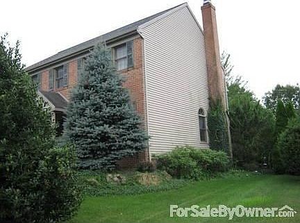 Side View : Beautiful landscaping with mature trees