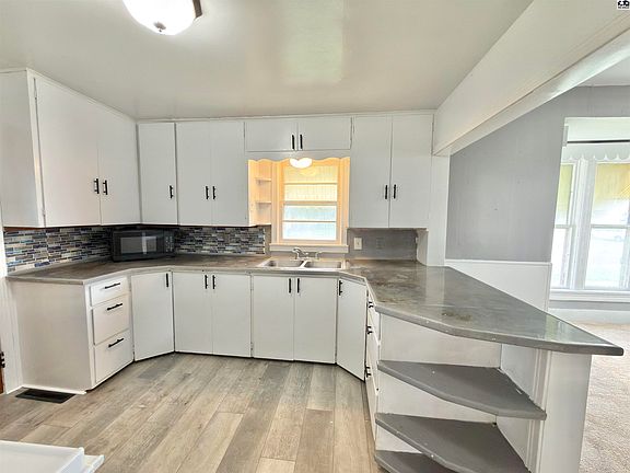 3rd image of 327 W 7th Ave