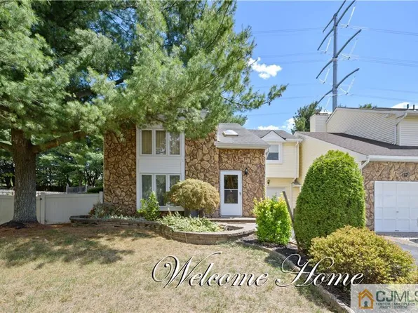 48 Jeffrey Cir, Dayton, NJ 08810