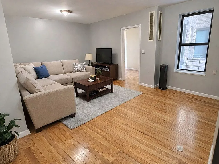 1005 Walton Ave #4F — Photo 2