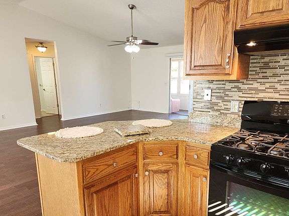 4th image of 201 SE Willow Dr