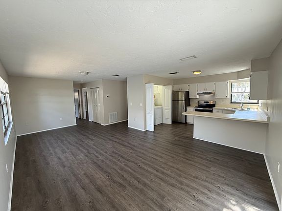 2nd image of 3061 Edgewood Ter
