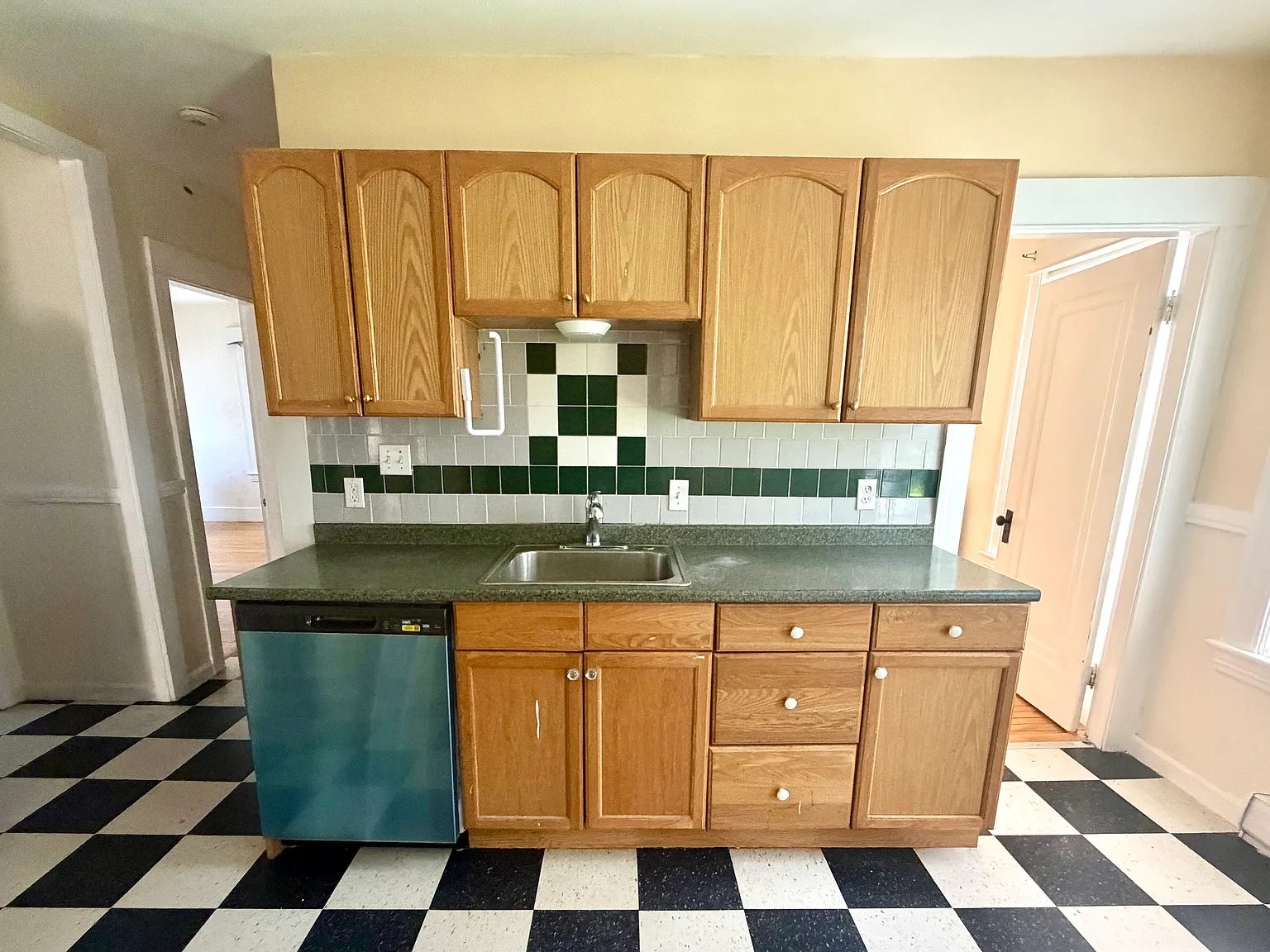 3 bed, 1.5 bath, 1391 sqft, $2,500 — Photo 2