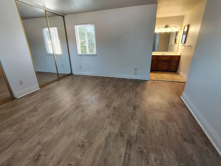 939 Claremont Ct — Photo 12