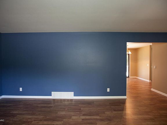 5th image of 3974 Woodlawn St