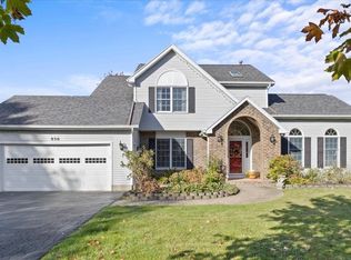 950 Meadow Ridge Ln, Webster, NY 14580