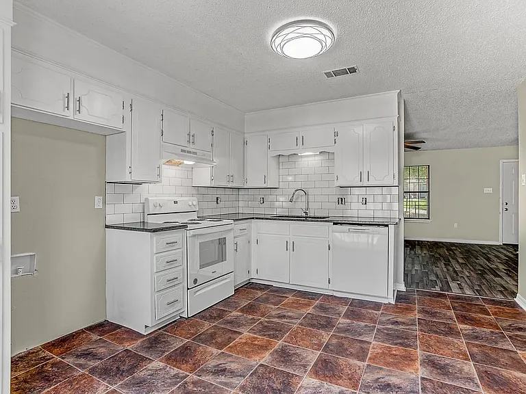 1319 Collier Dr — Photo 12