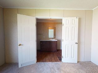 32 McAdam Dr, Elizabethtown, NC 28337