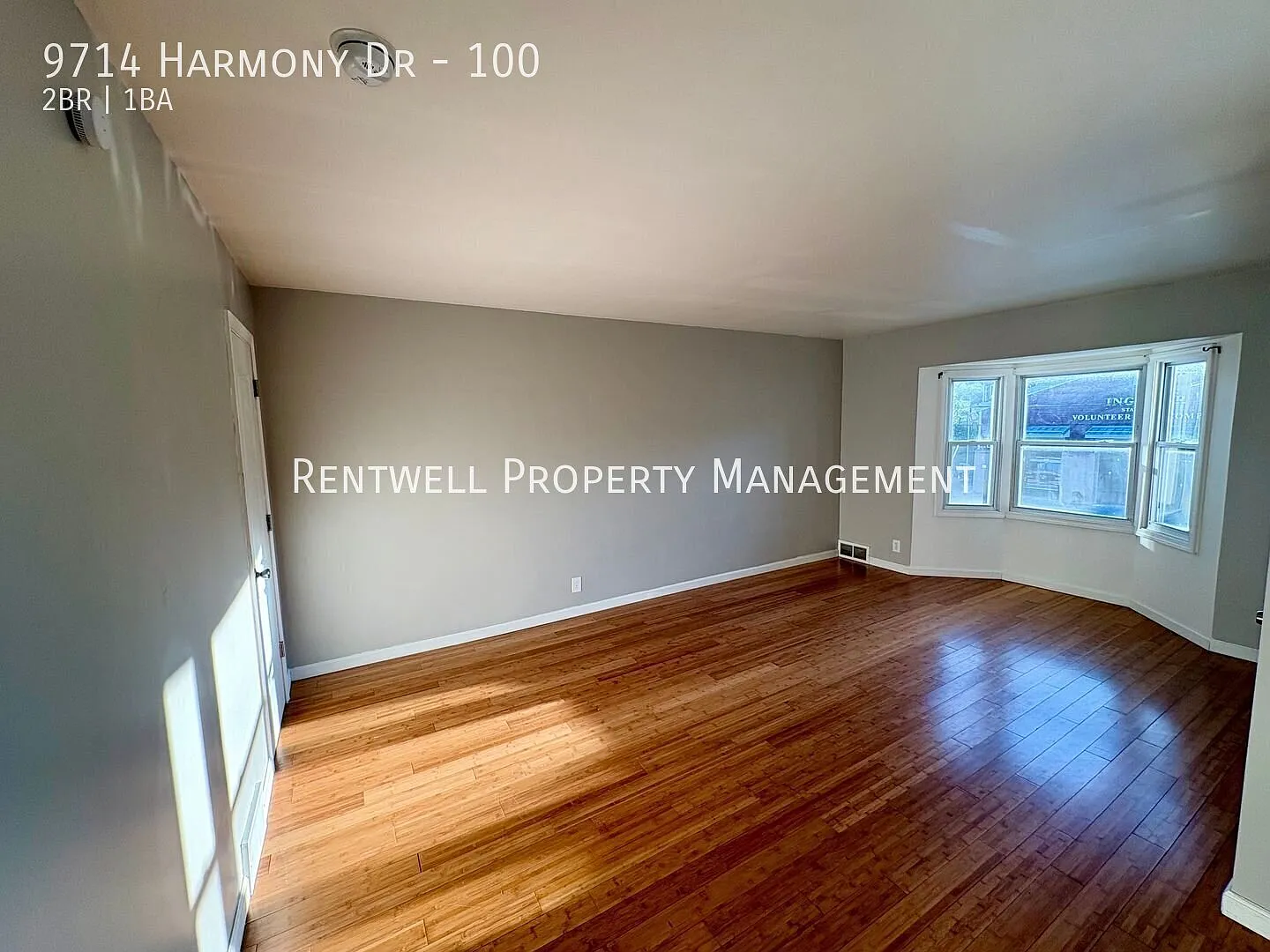 Bright 2-Bedroom Apartment with Off-Street Parking & Shared Yard — Photo 2
