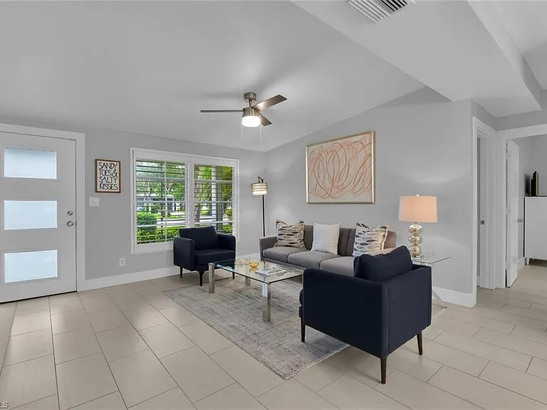 2048 Harbor Ln — Photo 2