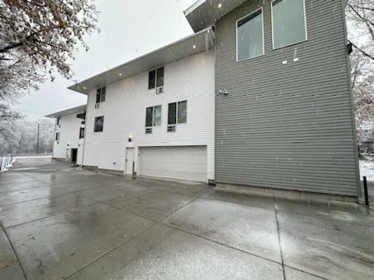 498 E Fort Union Blvd — Photo 3