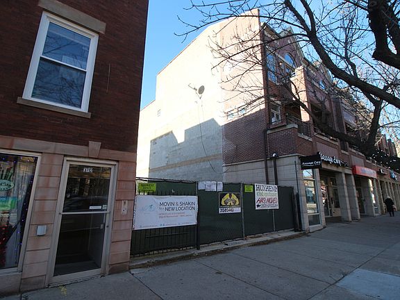 2nd image of 3714 N Southport Ave