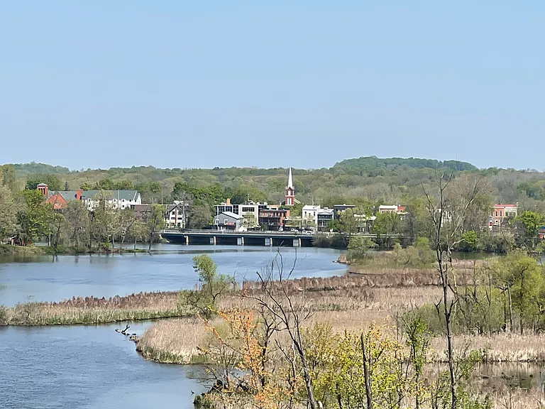 140 Linn St — Photo 16