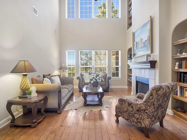 5600 Laguna Cliff Ln — Photo 4