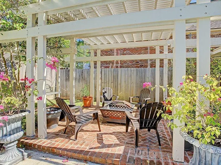 Stunning gazebo for out door entertaining