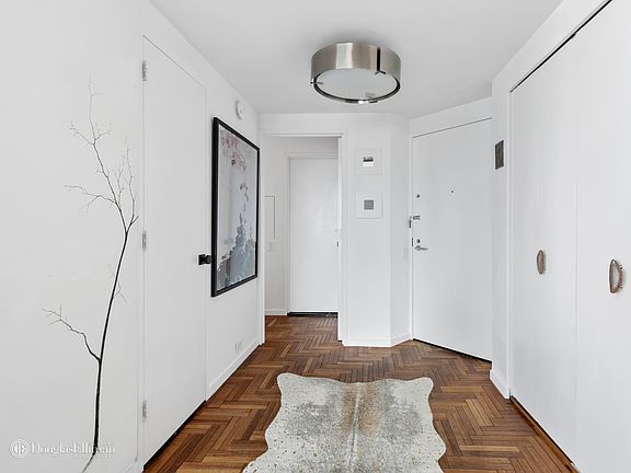 5th image of 150 W 56th St APT 3307