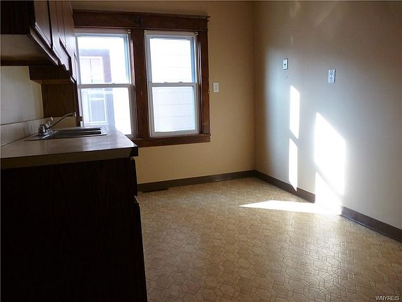 5th image of 164 Ross Ave