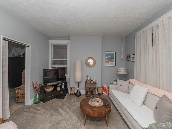 5th image of 1063 Winfield Ave