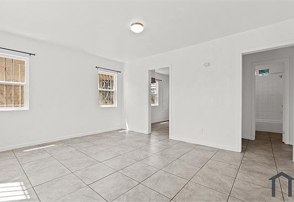 2nd image of 1137 1/2 W 91st St