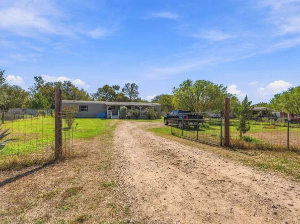 175 Las Estancias Dr, Cedar Creek, TX 78612