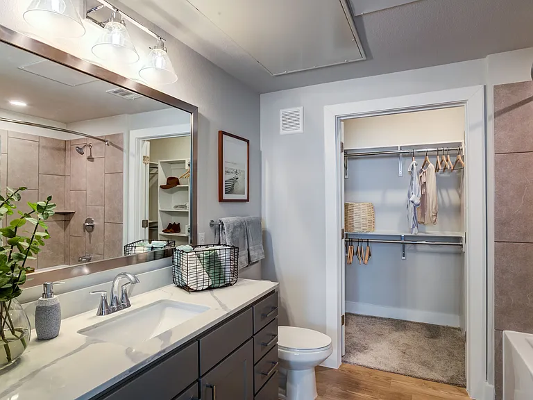 1BD, 1BA - 824SF - Bathroom