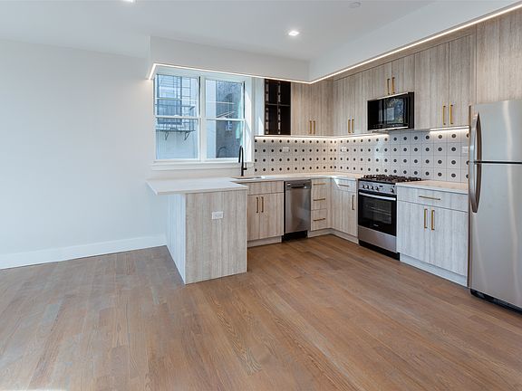 4th image of 216 Bainbridge St #Penthouse B