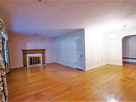3rd image of 2437 Saratoga Dr