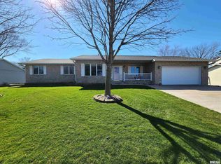 906 13th St, Orion, IL 61273