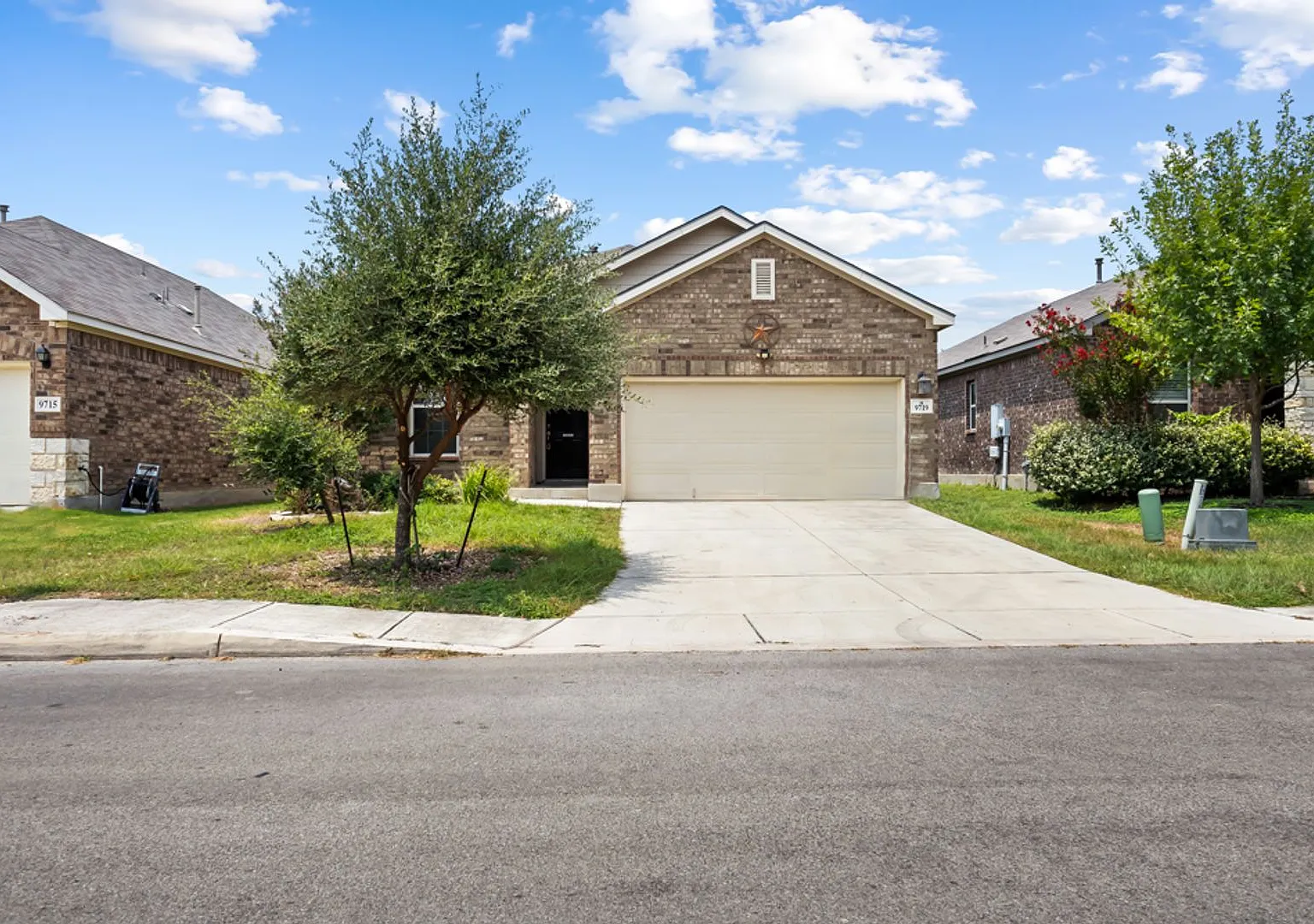 Freshly Painted Bricewood Home with Laminate Flooring in Bedrooms | 3 Bedrooms 2 Baths Great NW S... — Photo 1