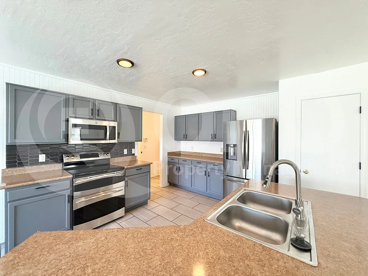 4 bed, 2.5 bath, 2400 sqft, $2,549 — Photo 3