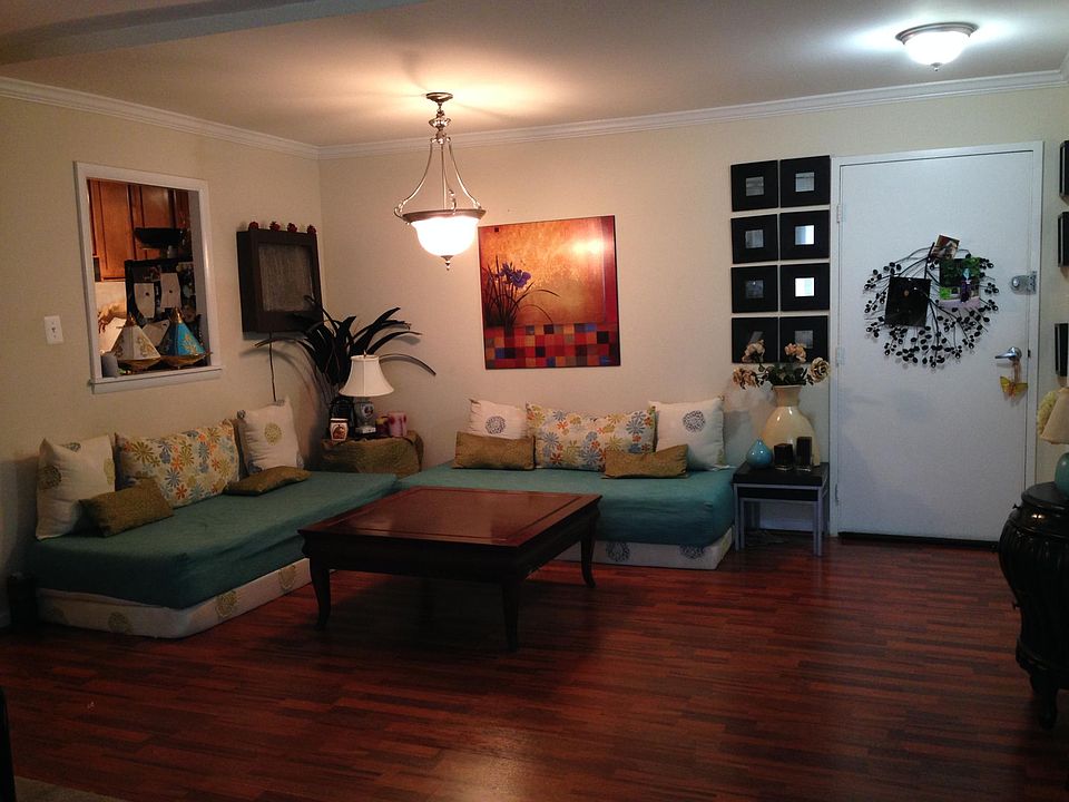 Hardwood floors in living/dining room