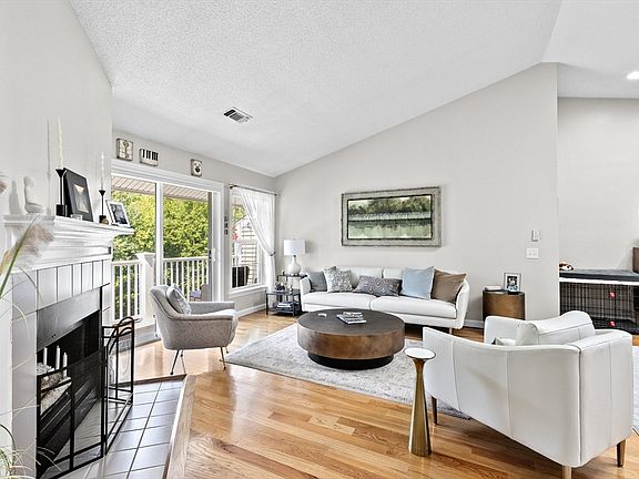 3rd image of 86 Bradford Commons Ln #86