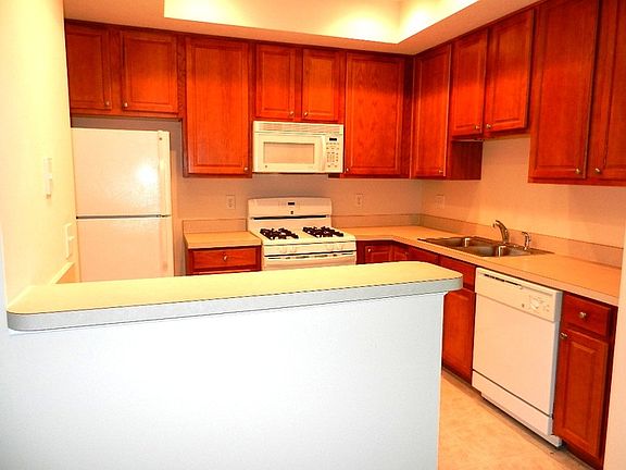 4th image of 70 Greenhedge Cir