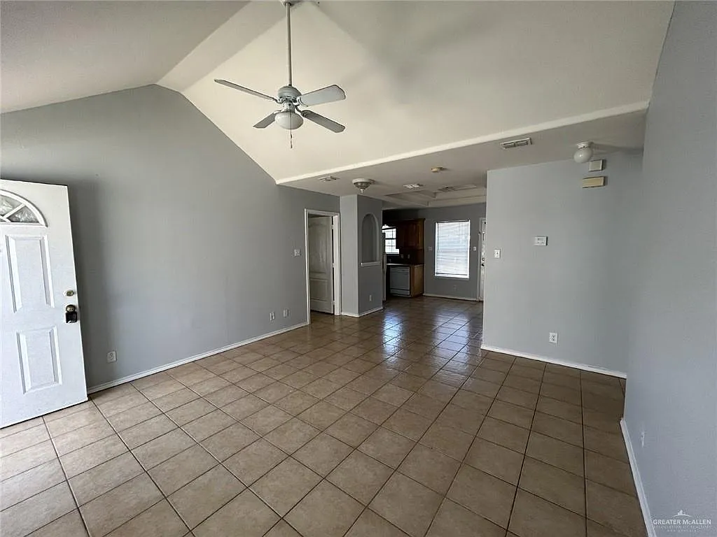 3 bed, 3.0 bath, 4592 sqft, $900 — Photo 3