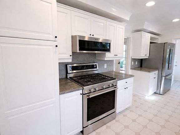5th image of 4444 Radford Ave