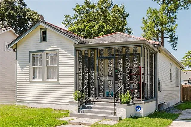 4670 Marigny St — Photo 2